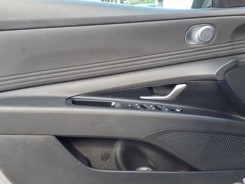 Used 2025 Hyundai Elantra SEL image 15