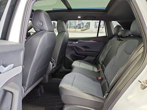 New 2026 Volkswagen Tiguan SE R-Line FWD image 14
