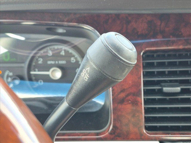 Used 2011 Lincoln Town Car Signature Limited RWD image 7