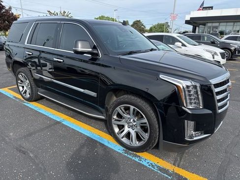 Used 2017 Cadillac Escalade Luxury AWD/4WD image 1