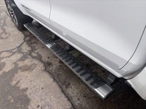 Used 2023 GMC Canyon Denali image 9