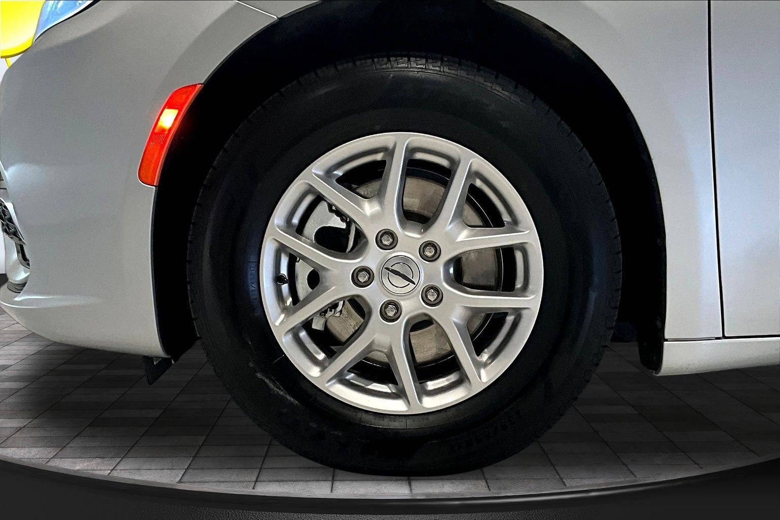 Used 2024 Chrysler Pacifica Touring-L FWD image 35