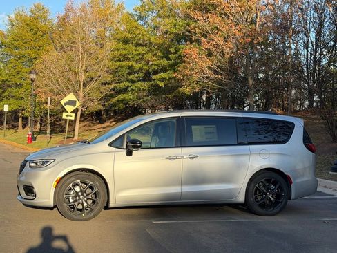 New 2026 Chrysler Pacifica Select image 11