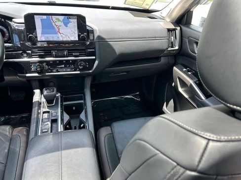 Used 2025 Nissan Pathfinder Platinum FWD image 11