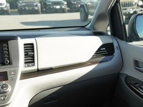 Used 2020 Toyota Sienna XLE image 28