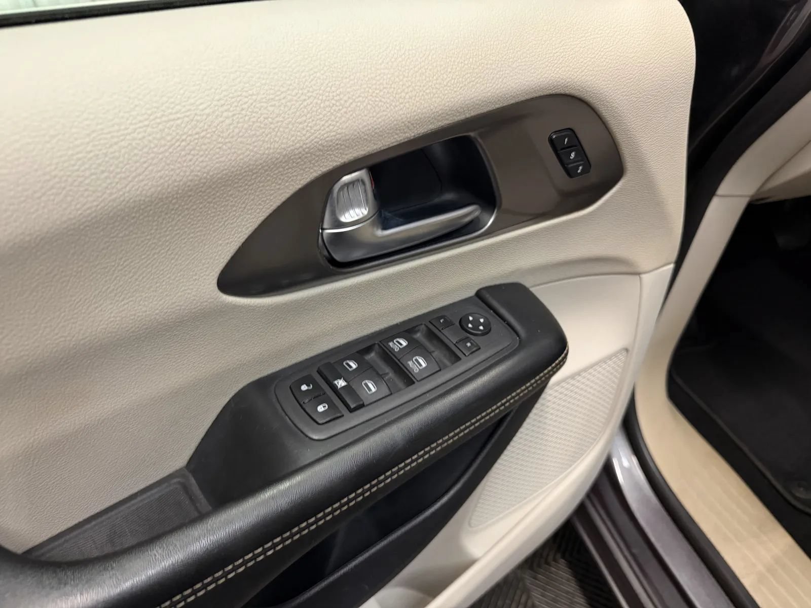 Used 2021 Chrysler Pacifica Touring-L FWD image 26