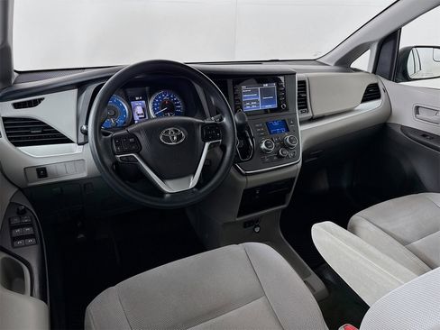 Used 2018 Toyota Sienna L image 19