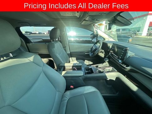 Used 2023 Toyota Sienna XLE w/ XLE Plus Package FWD image 4