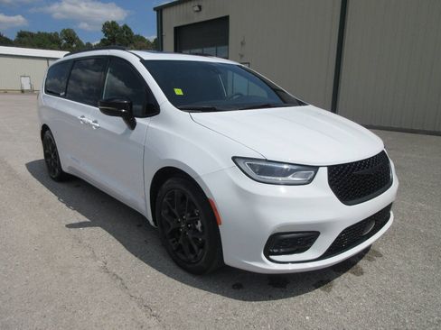 Used 2025 Chrysler Pacifica Limited FWD image 9