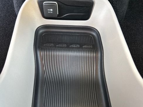 Used 2021 Chrysler Voyager LX FWD image 28