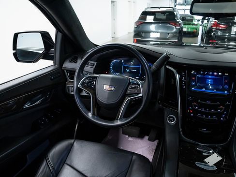 Used 2019 Cadillac Escalade ESV Platinum image 10