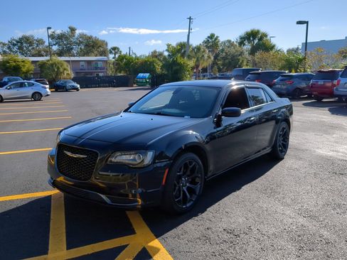 Used 2019 Chrysler 300 Touring w/ Sport Appearance Package image 10