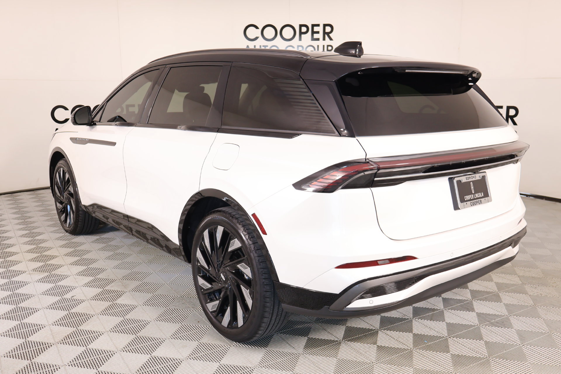 Used 2025 Lincoln Nautilus Reserve w/ Jet Appearance Package AWD/4WD image 26