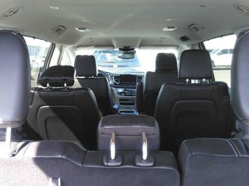 Used 2023 Chrysler Pacifica Touring-L FWD image 3