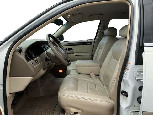 Used 2002 Lincoln Town Car Signature RWD image 14