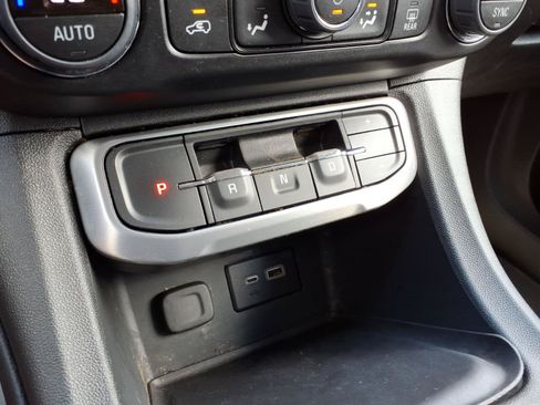 Used 2023 GMC Acadia SLE FWD image 19