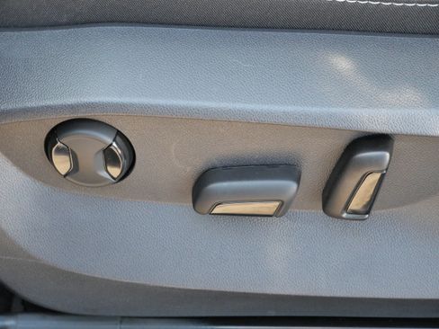 Certified 2025 Volkswagen Taos SE image 20