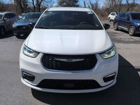 Used 2025 Chrysler Pacifica Select image 2