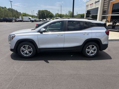 Used 2022 GMC Terrain SLE w/ Driver Convenience Package FWD image 17
