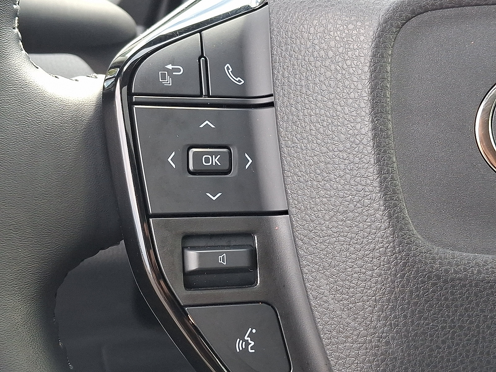 Certified 2024 Toyota Prius XLE AWD/4WD image 22