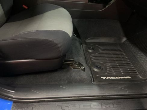 Used 2020 Toyota Tacoma TRD Sport image 17