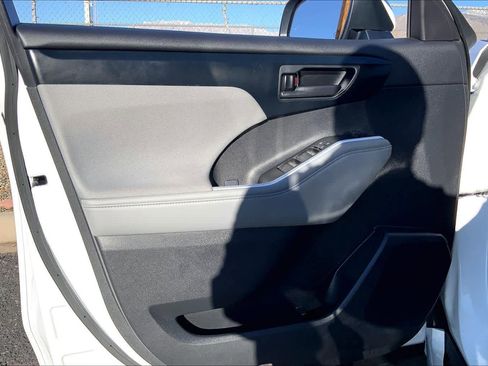 Certified 2025 Toyota Highlander LE image 19