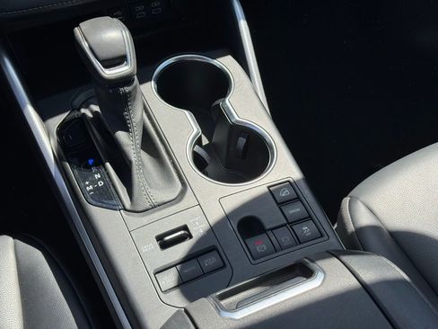 Used 2023 Toyota Highlander XLE image 19