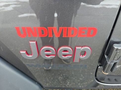 Used 2021 Jeep Wrangler Unlimited Rubicon w/ Dual Top Group AWD/4WD image 17