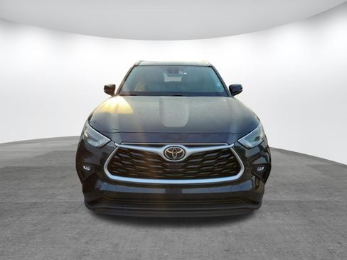 Used 2022 Toyota Highlander XLE FWD image 2
