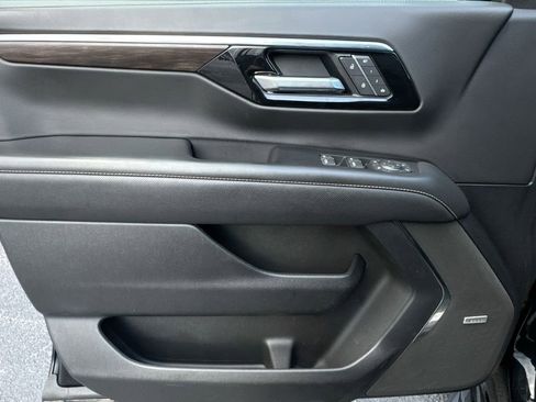 Used 2025 Chevrolet Suburban Premier RWD image 15
