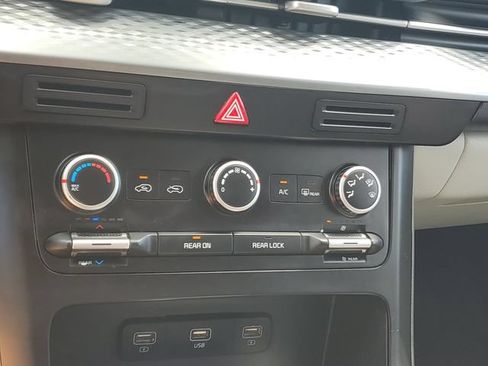 Used 2022 Kia Carnival LX FWD image 29