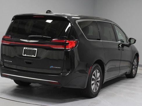 Used 2023 Chrysler Pacifica Touring-L FWD image 10