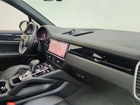 Used 2021 Porsche Cayenne Base image 20
