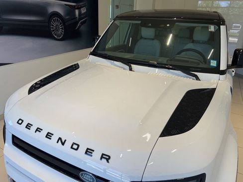 New 2024 Land Rover Defender 110 SE image 11