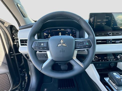 New 2025 Mitsubishi Outlander SE image 7