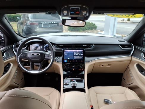 Certified 2023 Jeep Grand Cherokee Limited image 9