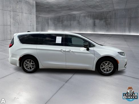 Certified 2025 Chrysler Pacifica Select image 8