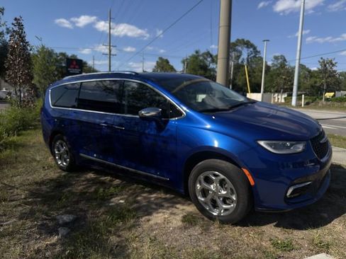 Used 2021 Chrysler Pacifica Limited AWD/4WD image 11