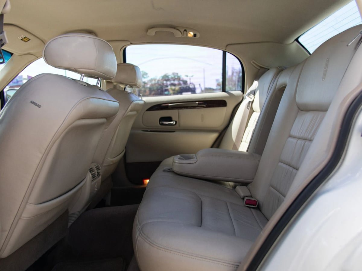 Used 2000 Lincoln Town Car Executive RWD image 25