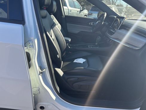 Used 2024 Jeep Compass Limited image 13