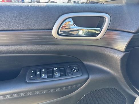 Used 2020 Jeep Grand Cherokee Laredo image 9