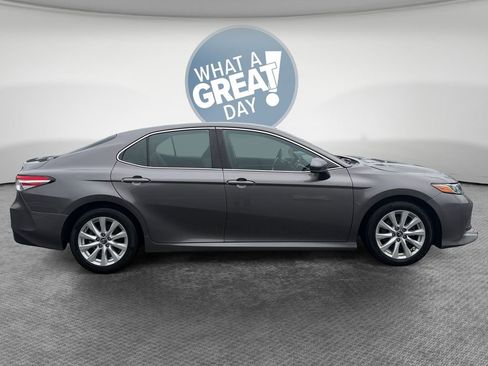 Used 2018 Toyota Camry LE image 2