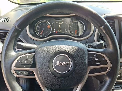 Used 2017 Jeep Cherokee Latitude AWD/4WD image 18