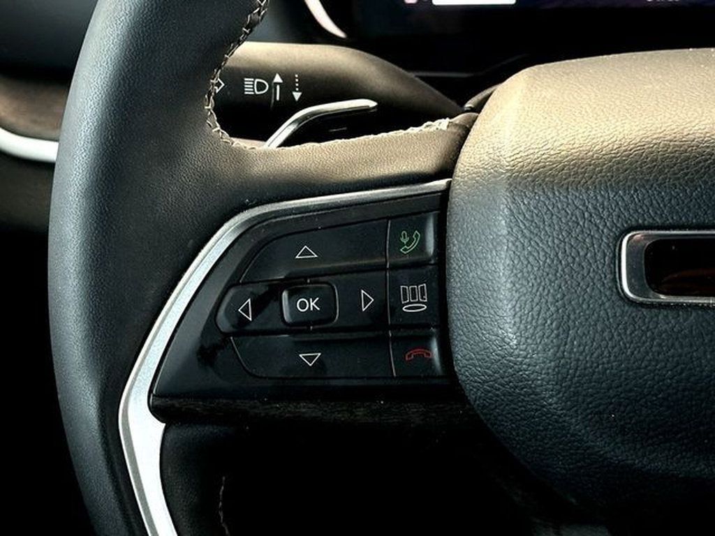Used 2025 Jeep Grand Cherokee Limited w/ Black Appearance Package AWD/4WD image 22