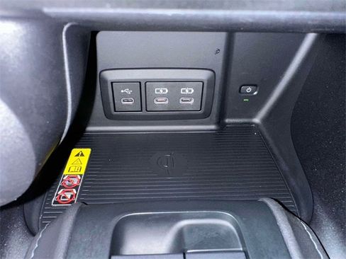 Used 2023 Toyota Venza LE image 29