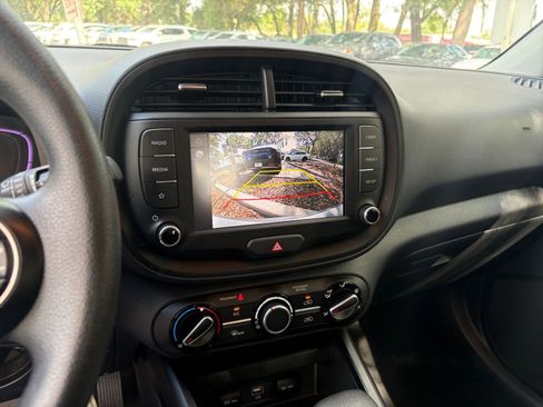Used 2025 Kia Soul LX w/ LX Technology Package FWD image 17