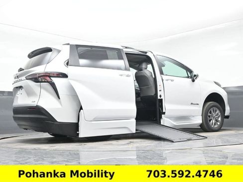 Used 2026 Toyota Sienna XLE FWD image 11
