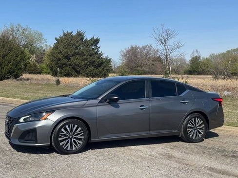 Used 2024 Nissan Altima 2.5 SV image 2