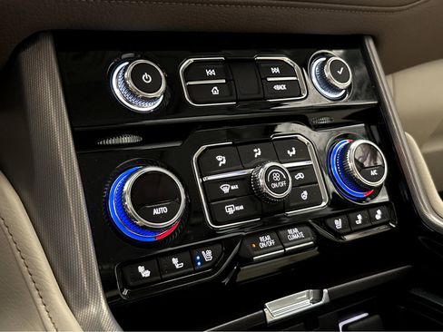 Used 2024 GMC Yukon XL Denali w/ Denali Reserve Package image 10