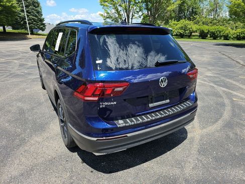 Used 2021 Volkswagen Tiguan SE w/ Panoramic Sunroof Package AWD/4WD image 3